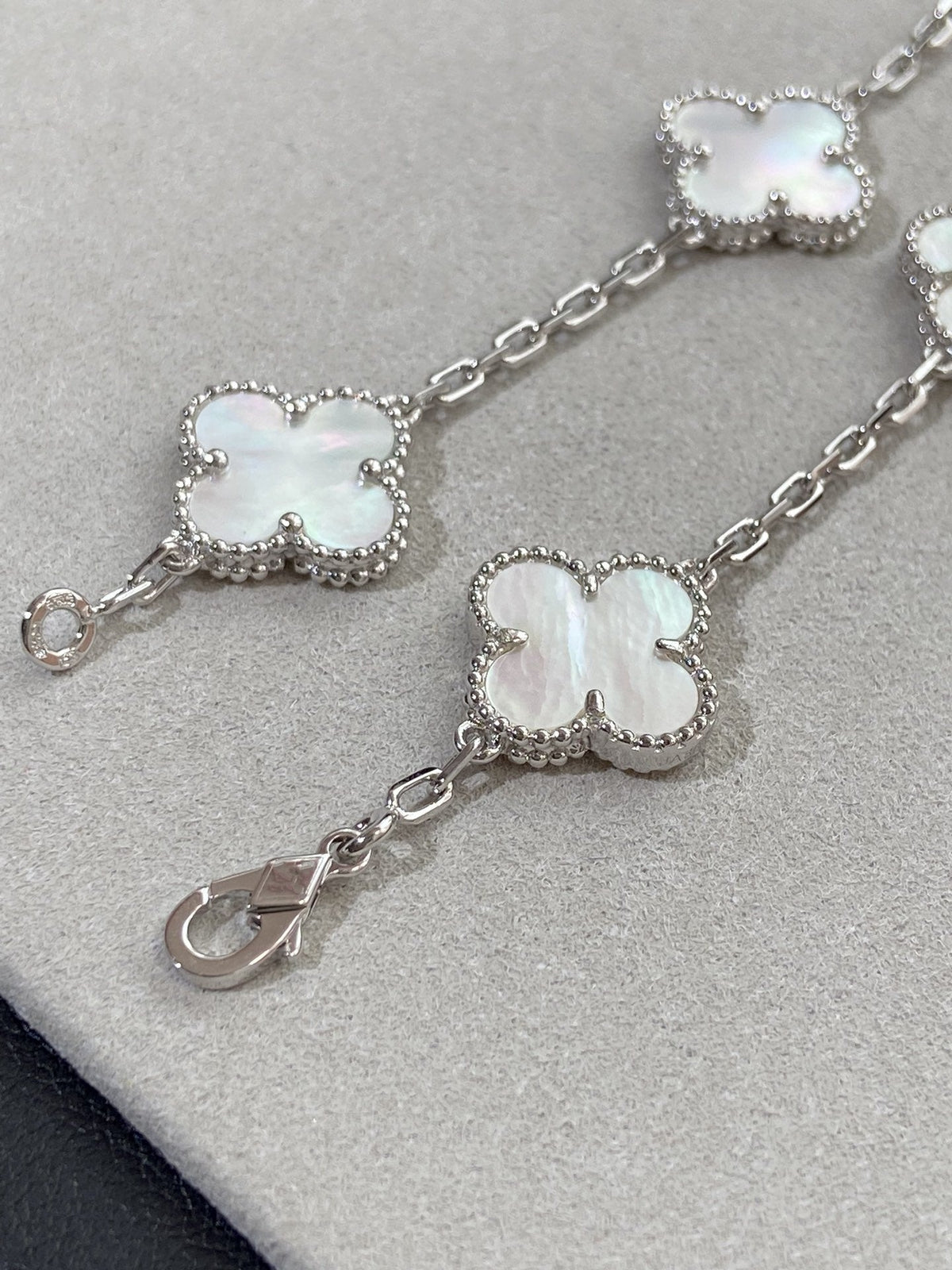 [Miro ]New CLOVER WHITE PEARL MOP 5 MOTIF BRACELET COLLECTION