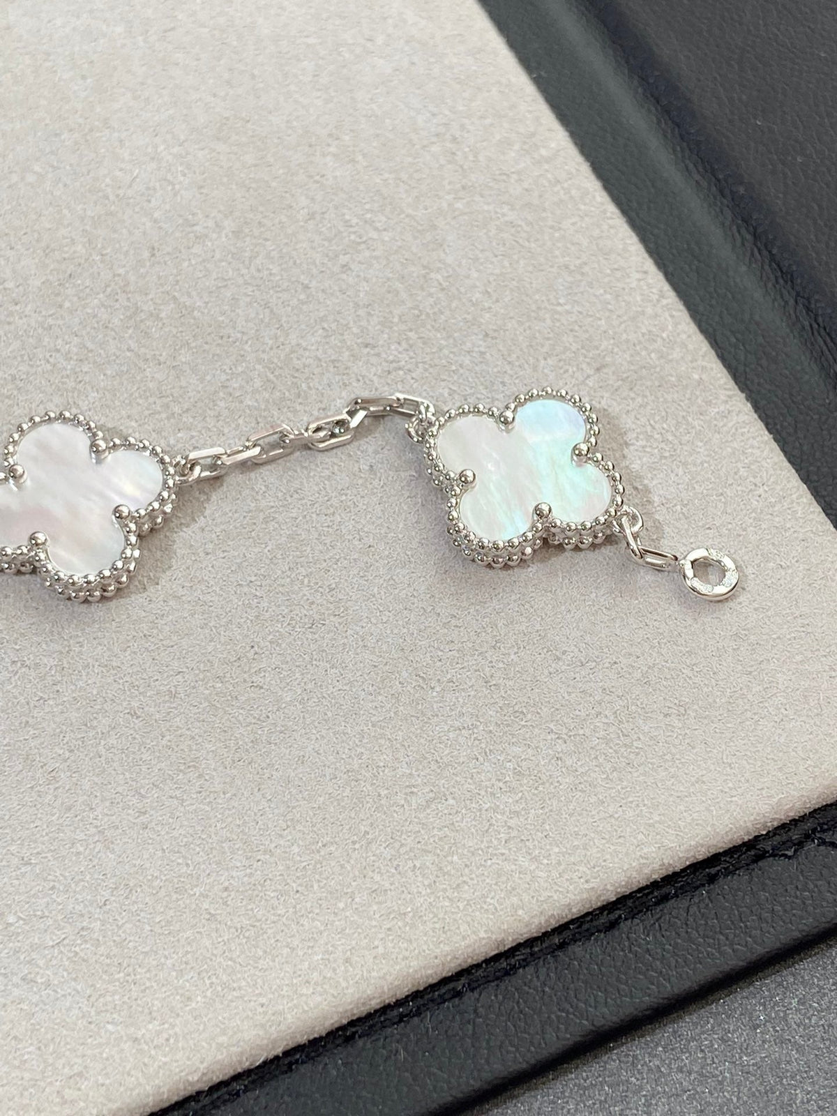 [Miro ]New CLOVER WHITE PEARL MOP 5 MOTIF BRACELET COLLECTION