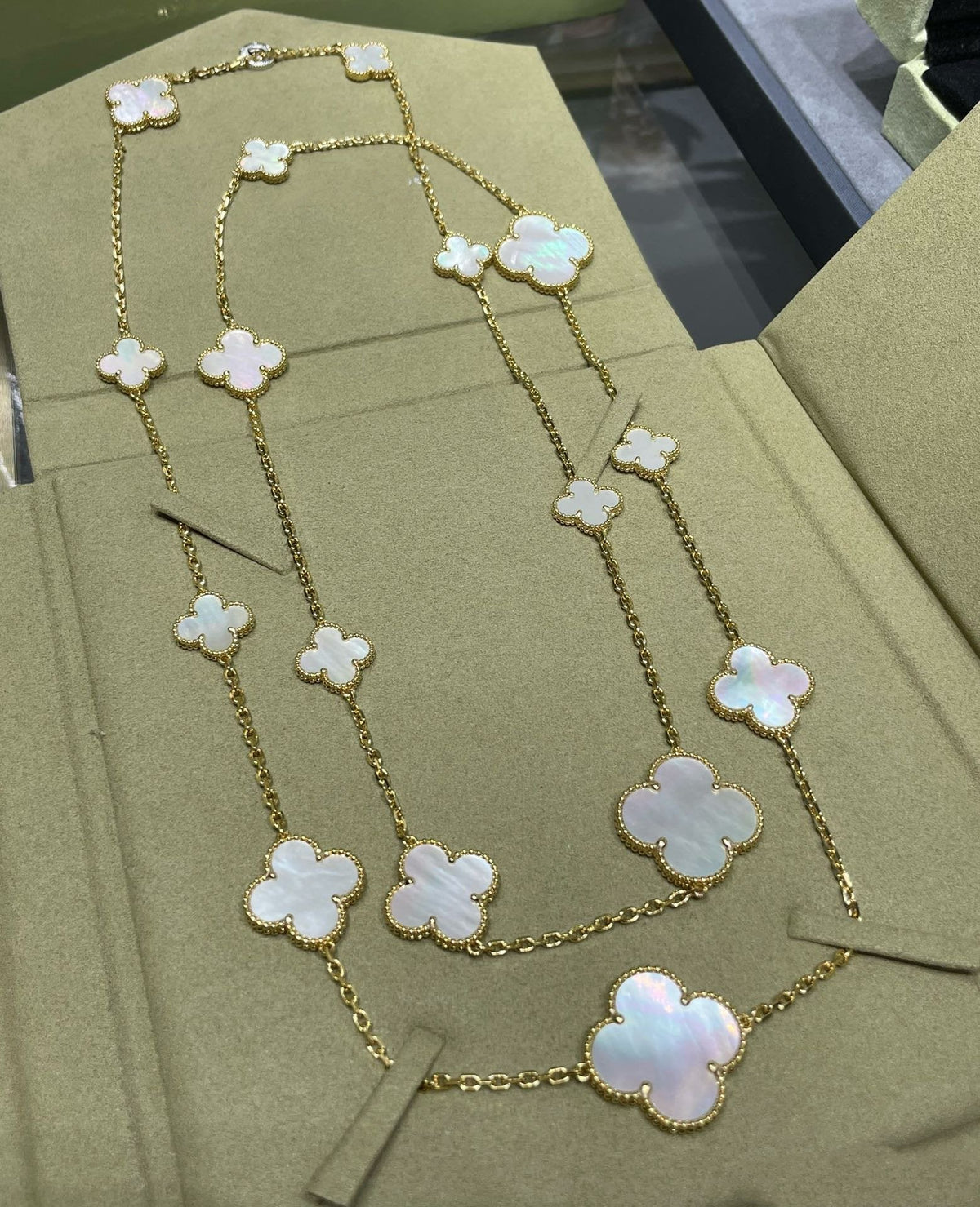 Miro CLOVER 16 MOTIF WHITE MOP GOLD NECKLACE