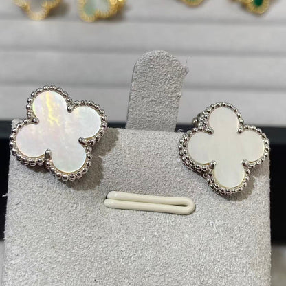 [Miro ] CLOVER LARGE (20mm) 1 MOTIFS WHITE MOP STUD EARRINGS
