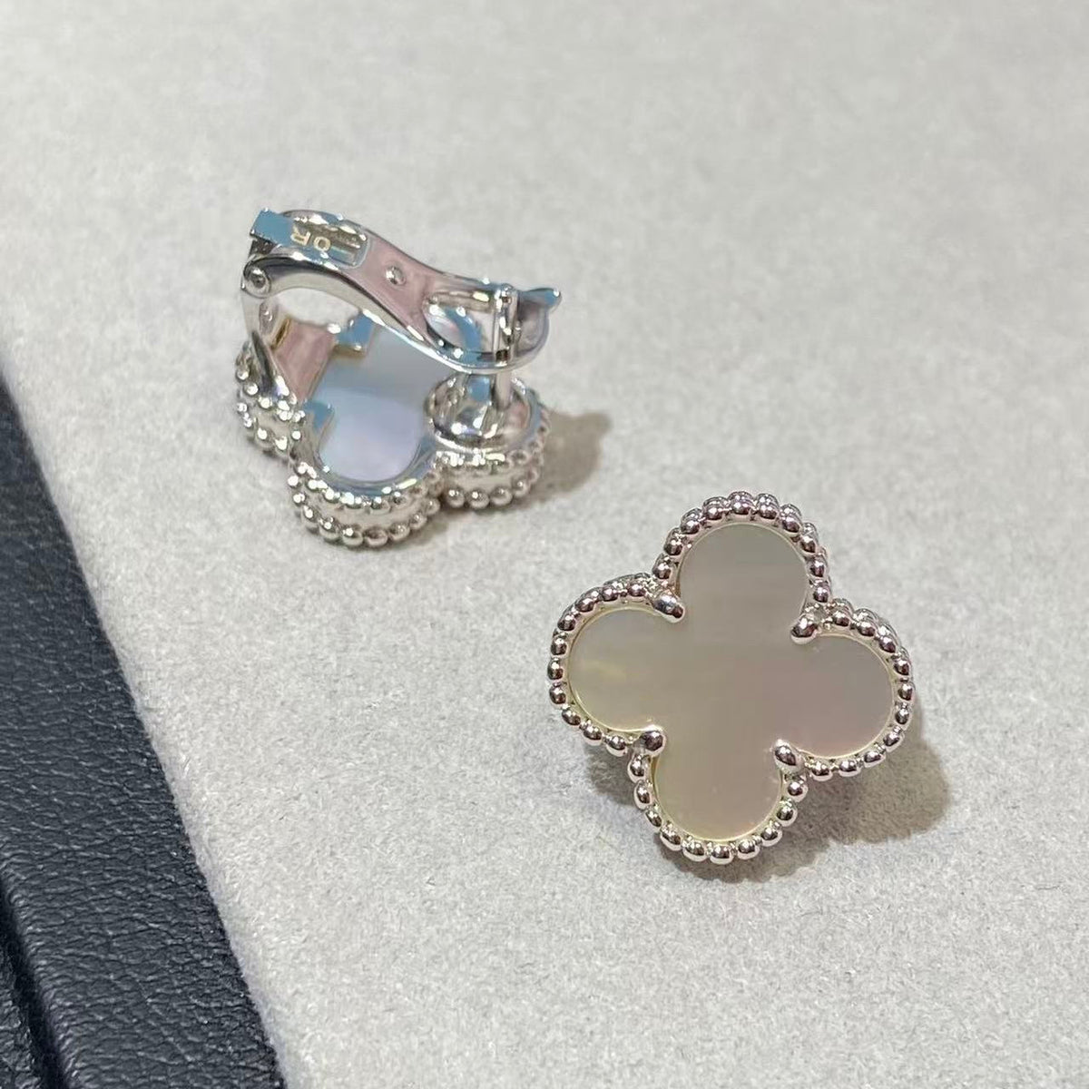 [Miro ] CLOVER LARGE (20mm) 1 MOTIFS WHITE MOP STUD EARRINGS