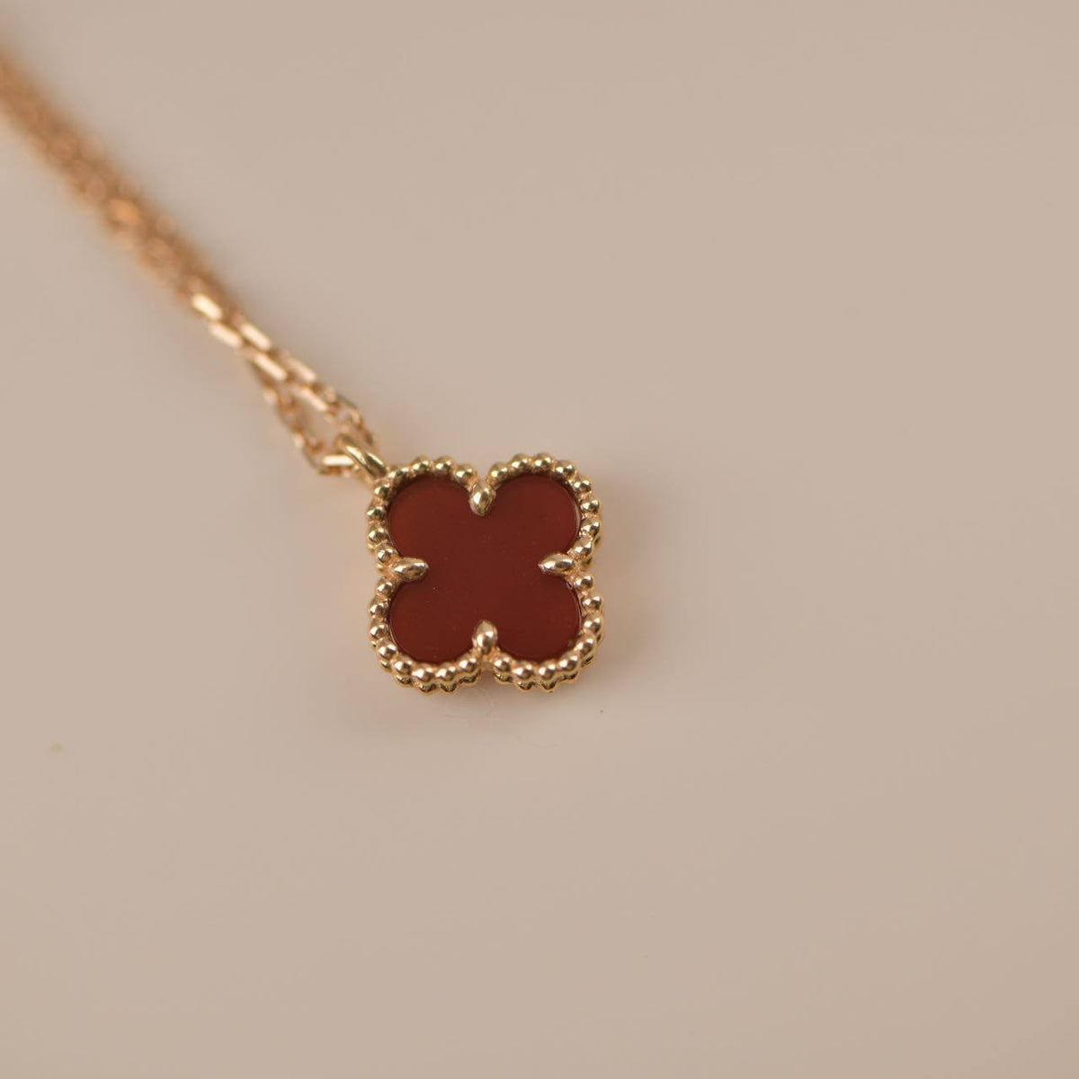 Miro CLOVER MINI 9.5MM WHITE CARNELIANS NECKLACE