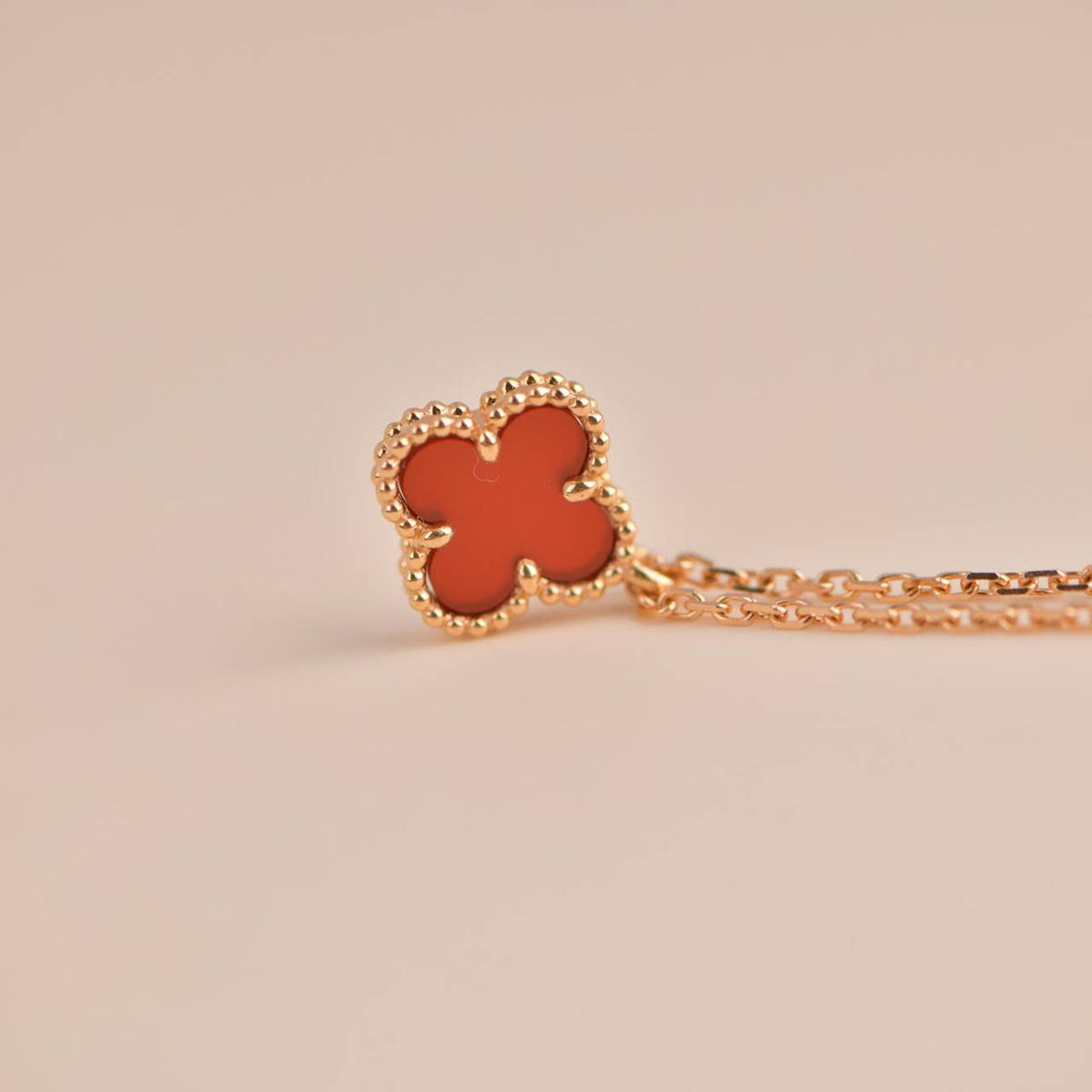 Miro CLOVER MINI 9.5MM WHITE CARNELIANS NECKLACE